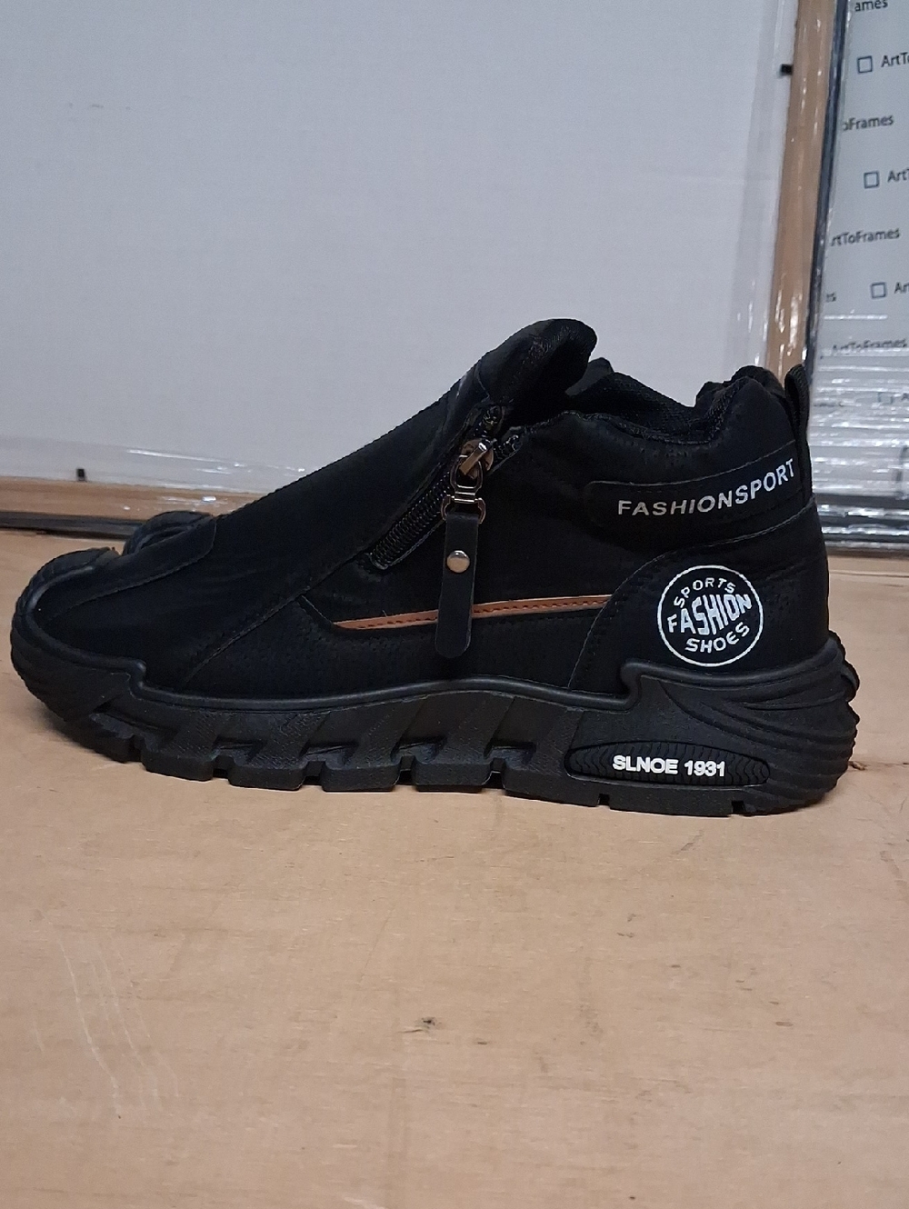 NWOT Men's casual outdoor slip-resistant and wear-resistant work boots